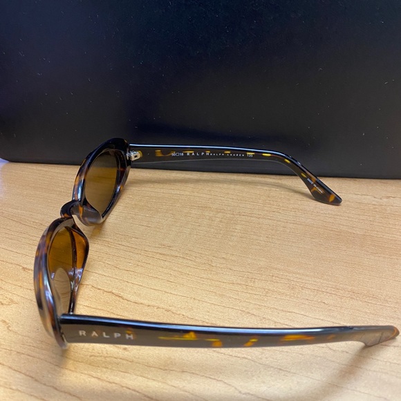 Women’s Ralph Lauren sunglasses - Picture 3 of 4